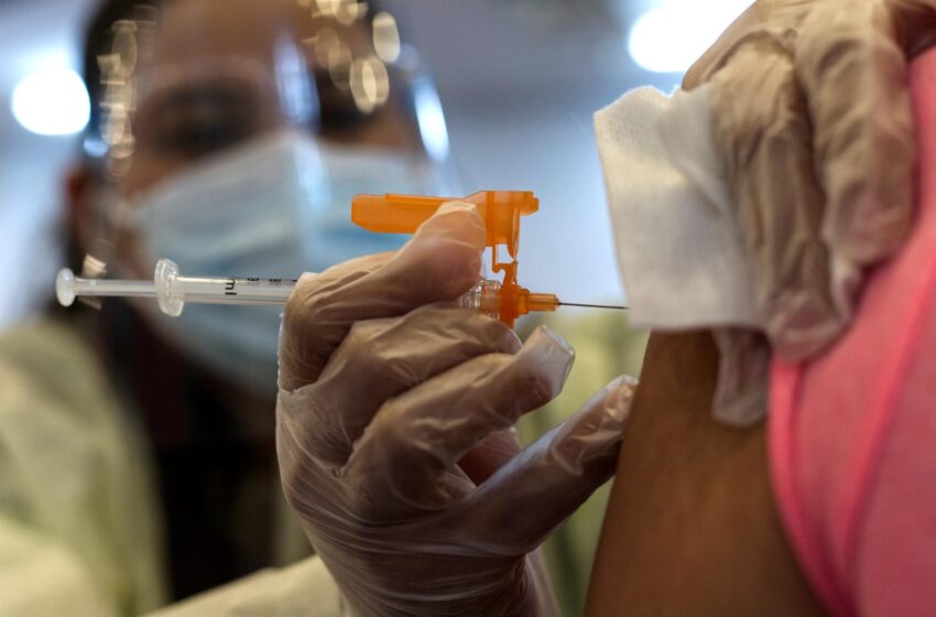  Estados Unidos exigirá vacuna a quienes entren desde México o Canadá por tierra o ferry