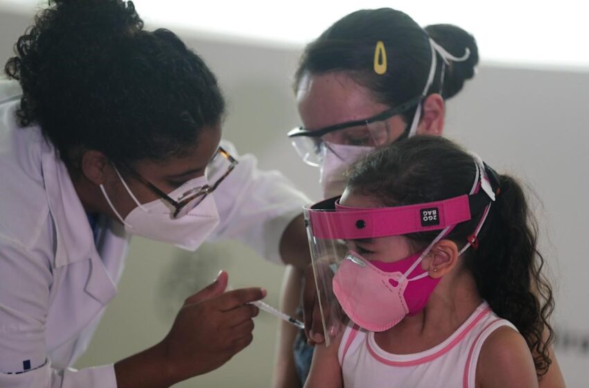  Vacunación infantil arranca en Sao Paulo y Río pese a negativa de Bolsonaro