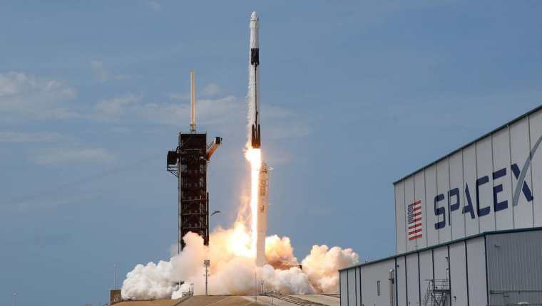  SpaceX lanza al espacio otro grupo de 49 satélites Starlink desde Florida