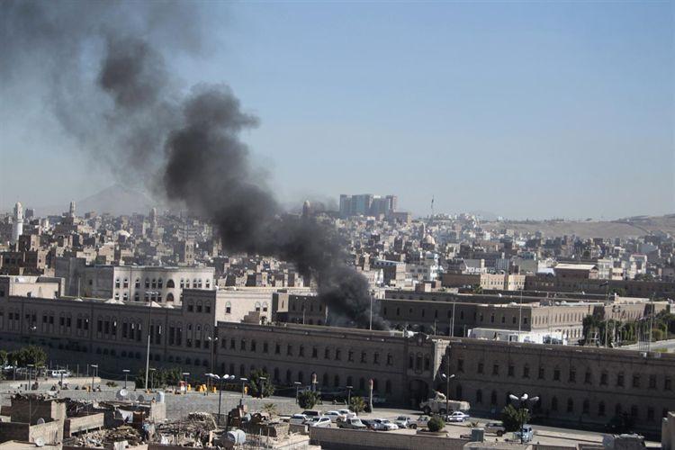  Coalición árabe bombardea el aeropuerto de Saná tras masacre, según hutíes