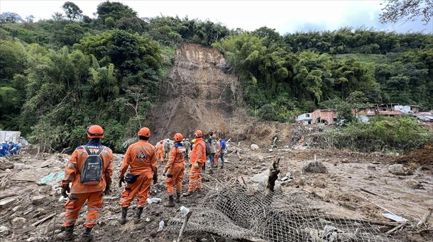  Colombia llora a los muertos por deslizamiento de tierra