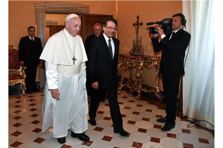  El papa Francisco recibió al precandidato presidencial Gustavo Petro