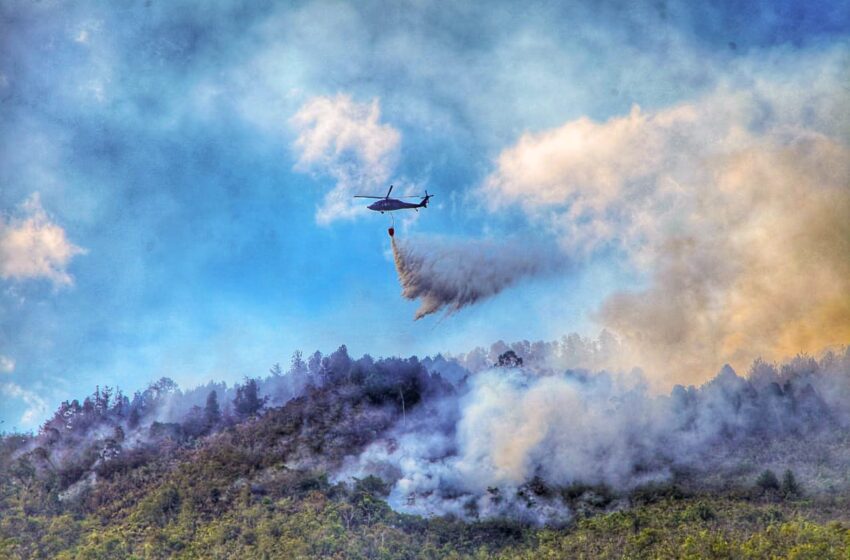  La Fuerza Aérea atacó desde el aire los incendios forestales con el sistema Bambi Bucket