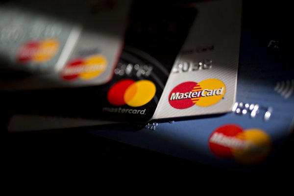  Mastercard bloquea operaciones financieras para cumplir con las sanciones.