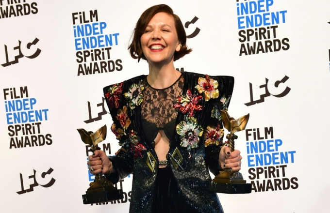  «La hija oscura» arrasa en los premios Spirit del cine independiente.
