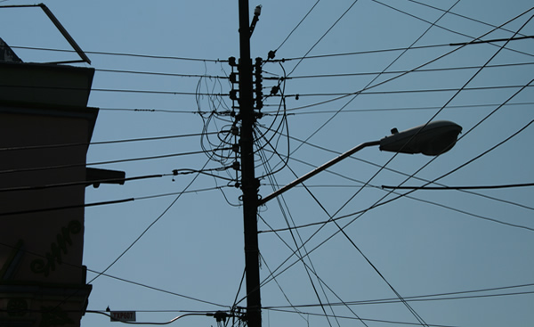  Subió a un poste, recibió descarga eléctrica, cayó de una altura de seis metros y murió