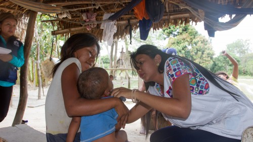  23 menores entre ellos 18 indígenas del Guaviare con fiebre, convulsiones y hemorragia