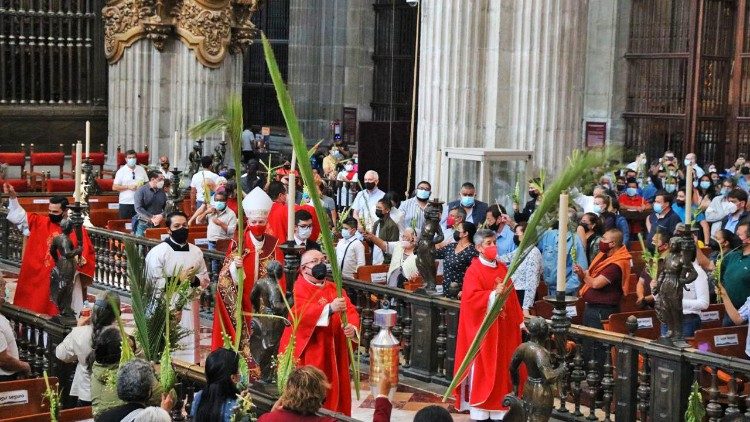  Celebración eucarística en Semana Santa presencial y usando tapaboca