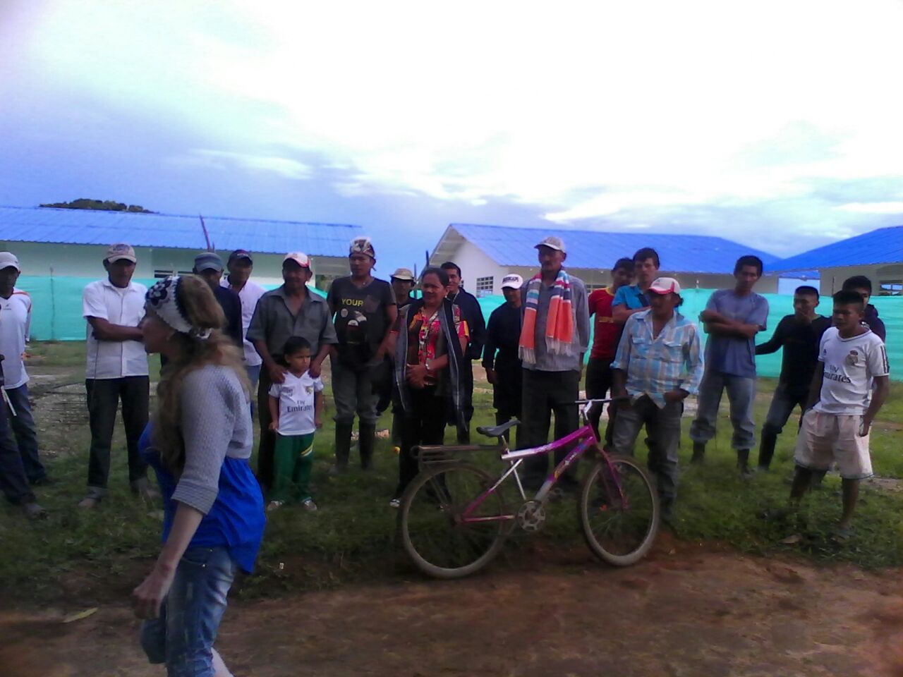  Indígenas bloquean en el Alto de Neblina y puente Manacacías luego de un desalojo en la Finca Cocuyo