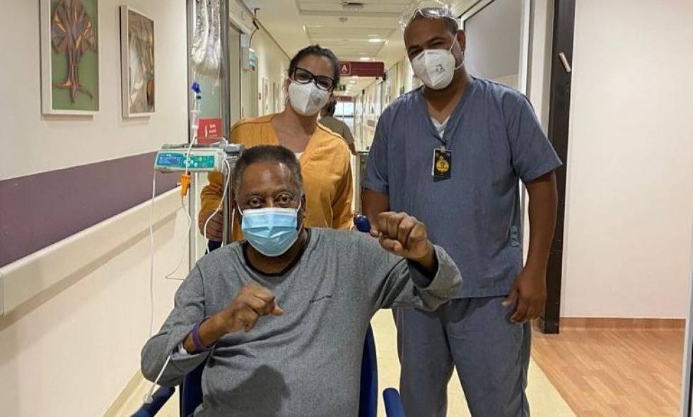  Pelé deja de nuevo el hospital, luego de recibir el tratamiento para combatir el cáncer