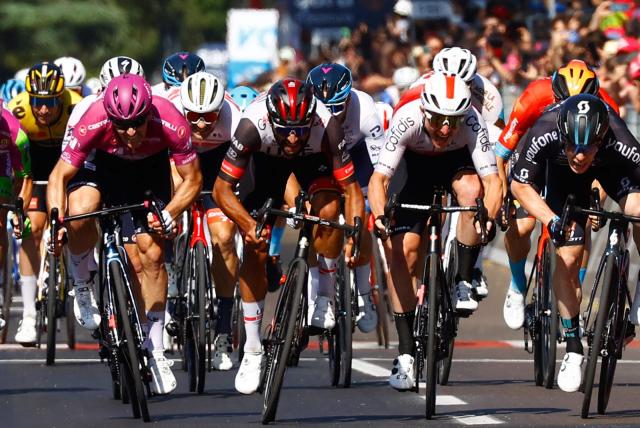  Fernando Gaviria perdió en la raya la victoria de etapa del Giro de Italia