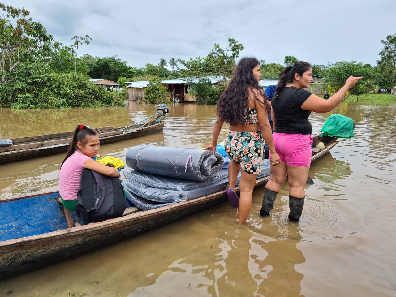  En canoas y lanchas entregan ayudas a damnificados por el invierno en Gaitán