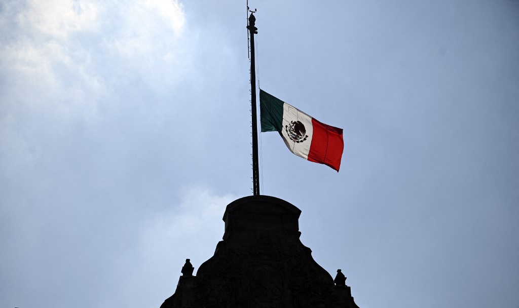  Al menos ocho muertos, entre ellos dos menores, al volcar lancha en noroeste de México