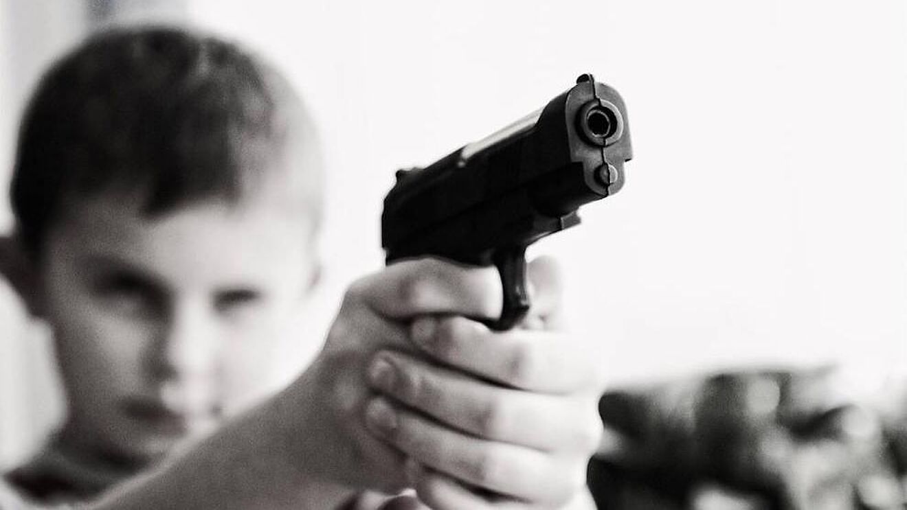  Un niño de 2 años mata a su padre por accidente con una pistola