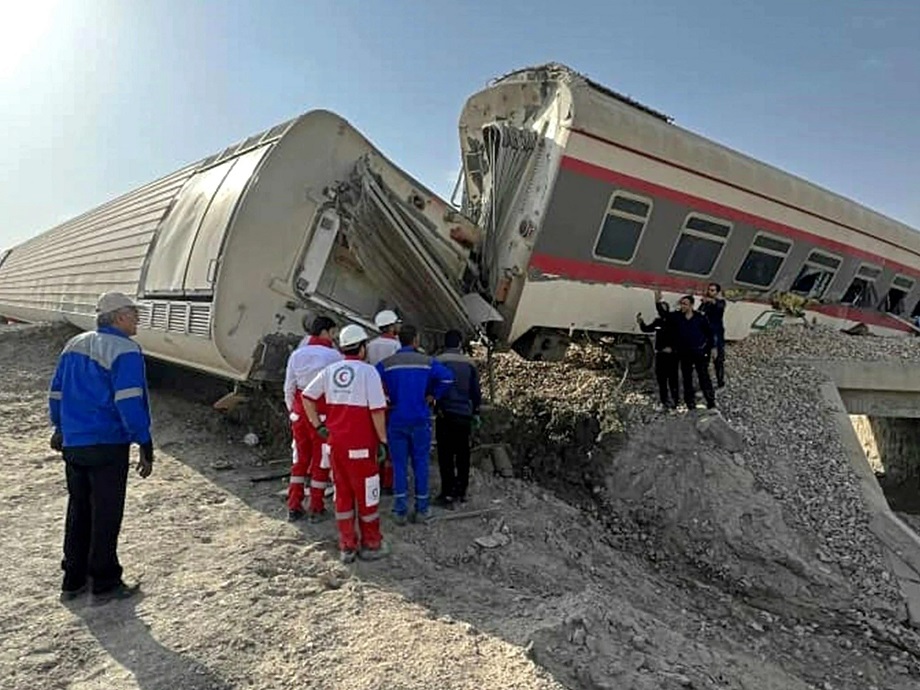  Al menos 14 muertos y 50 heridos en descarrilamiento de un tren en Irán