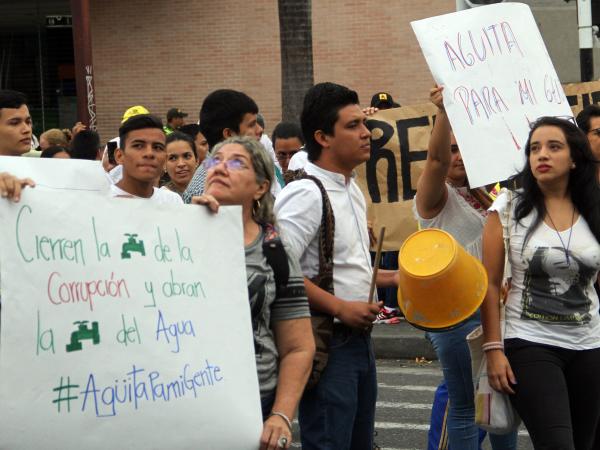  En Guatapé reclaman por agua tras varios días sin el servicio