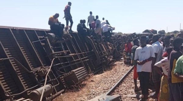  Descarrilamiento de tren deja 4 muertos y 132 heridos