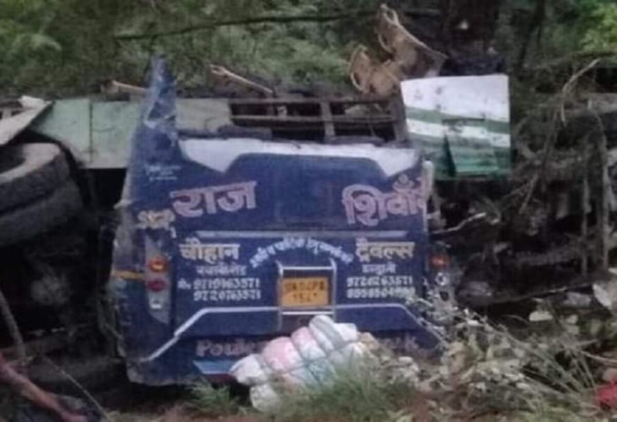  Mueren 12 personas tras despeñarse autobús por desfiladero en norte de India