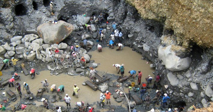  Dos muertos y cuatro heridos deja caída de rocas sobre mina de oro en Colombia