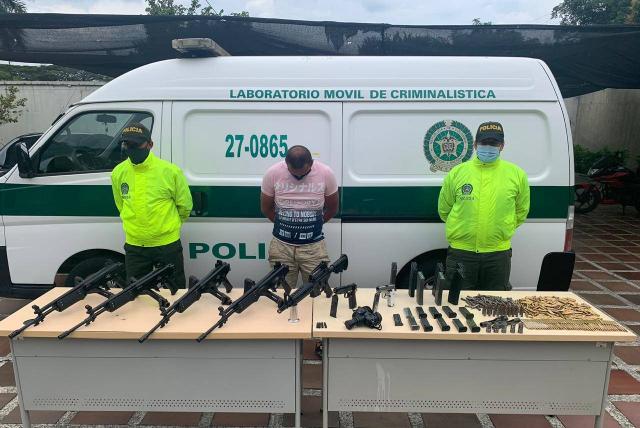  Incautaron pistolas a ocupantes de una camioneta, en Maya