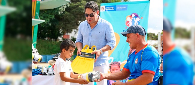  El colombiano Campeón Mundial de natación es Embajador de las Escuelas Deportivas para todos