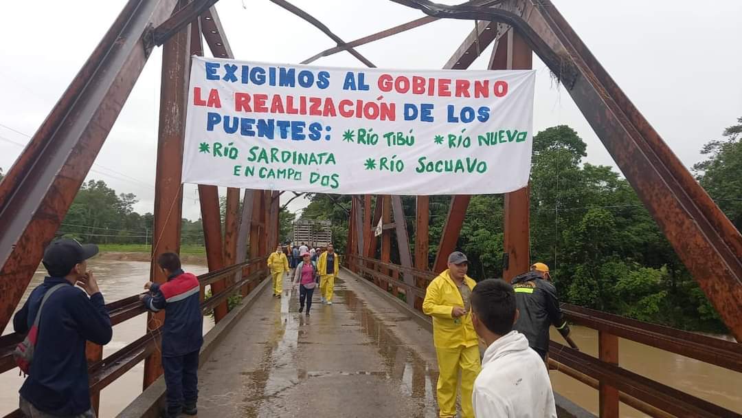  Campesinos solicitan revestimiento de malla para paso de semovientes por el puente de La Tarabita