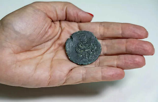  Israel descubre moneda romana de 1.850 años de antigüedad con diseño de diosa de Luna
