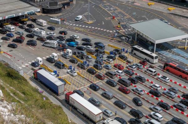  R.UNIDO TRANSPORTES – Tercer día de filas de vehículos en torno a Dover para cruzar a Francia