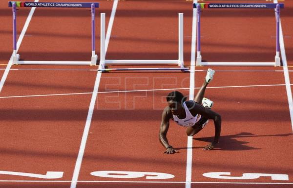  ATLETISMO MUNDIALES – La belga Zagré corre en solitario una serie adicional y acaba en el suelo