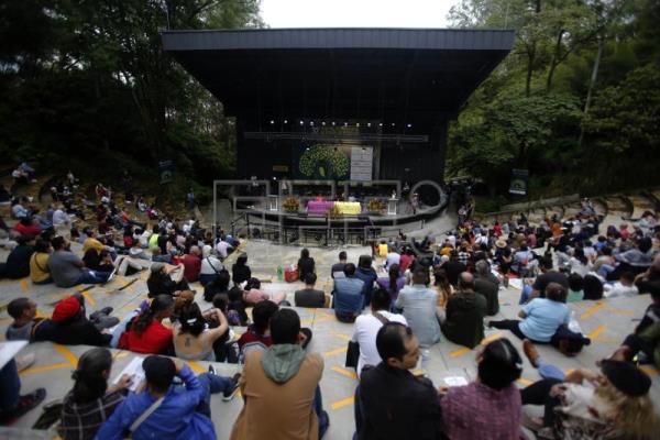  COLOMBIA POESÍA – Llueven poemas en la inauguración del Festival de Poesía de Medellín