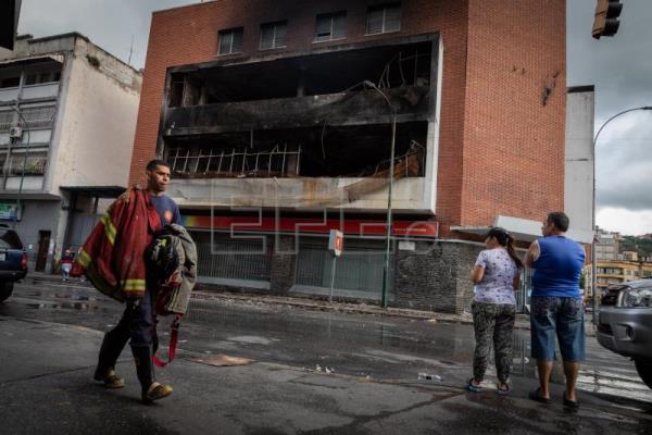  VENEZUELA INCENDIO – Un incendio acaba con más de 250 comercios de un mercado en Venezuela