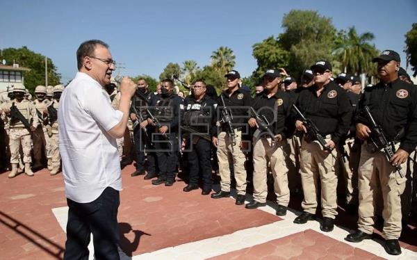  MÉXICO SEGURIDAD – Armas decomisadas a criminales son otorgadas a policías en noroeste de México