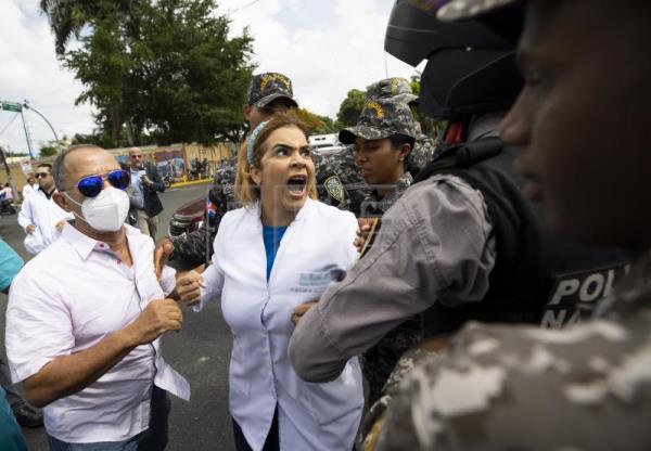 Una marcha de médicos dominicanos finaliza con incidentes
