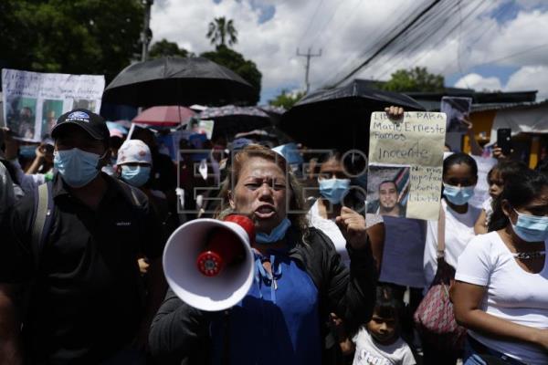 Familiares de salvadoreños detenidos en régimen de excepción piden libertad