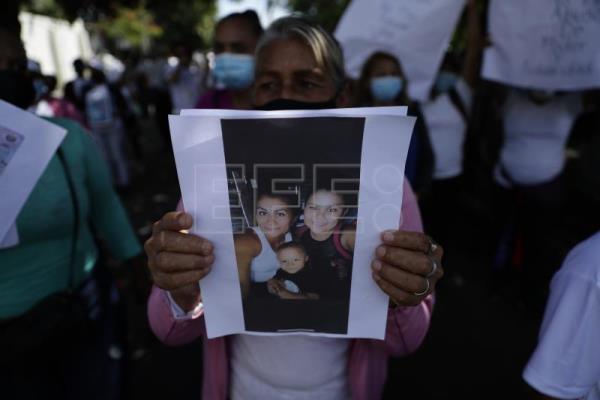 Familiares de salvadoreños detenidos en régimen de excepción piden libertad