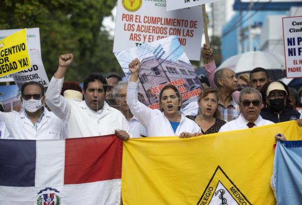  R.DOMINICANA SALUD – Una marcha de médicos dominicanos finaliza con incidentes