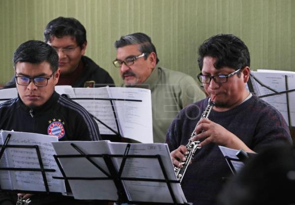  BOLIVIA MÚSICA – Música de Star Wars y combates con espadas láser en un concierto en La Paz