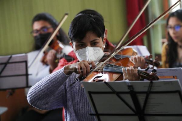Música de Star Wars y combates con espadas láser en un concierto en La Paz