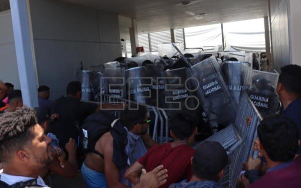 Caravana violenta oficina migratoria en el municipio mexicano de Huixtla