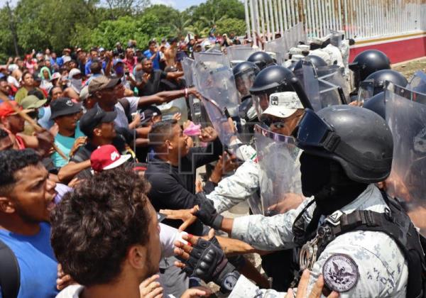 Caravana violenta oficina migratoria en el municipio mexicano de Huixtla