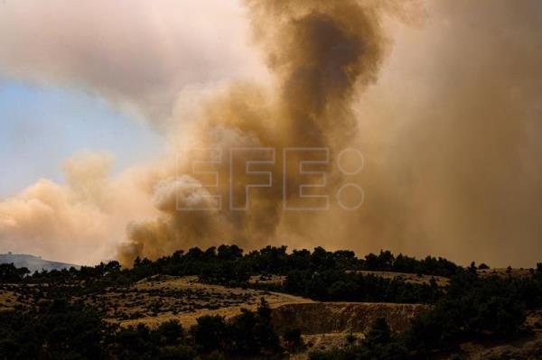  GRECIA INCENDIOS – Grecia continúa atrapada por grandes incendios en todo su territorio