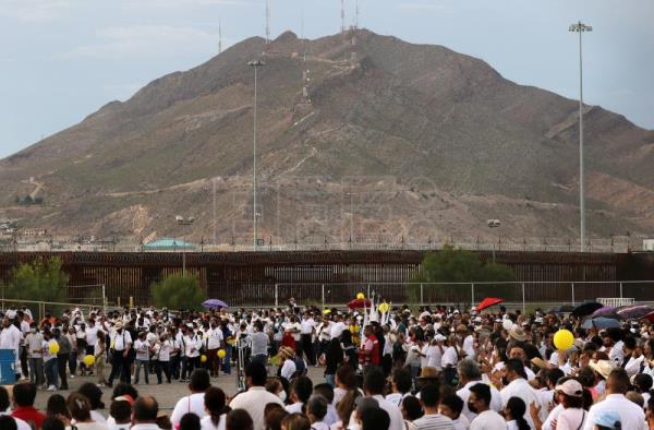 Miles de fieles marchan en Ciudad Juárez contra la incesante violencia en México