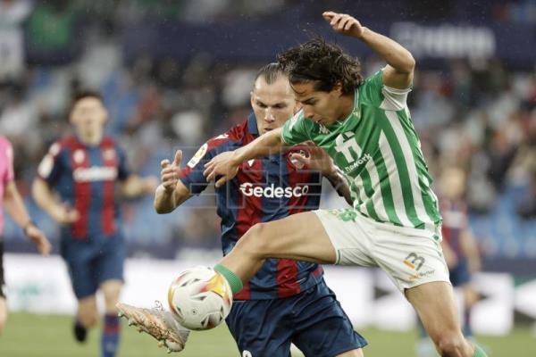  FÚTBOL BETIS – Diego Lainez será cedido al Braga tras renovar hasta 2025