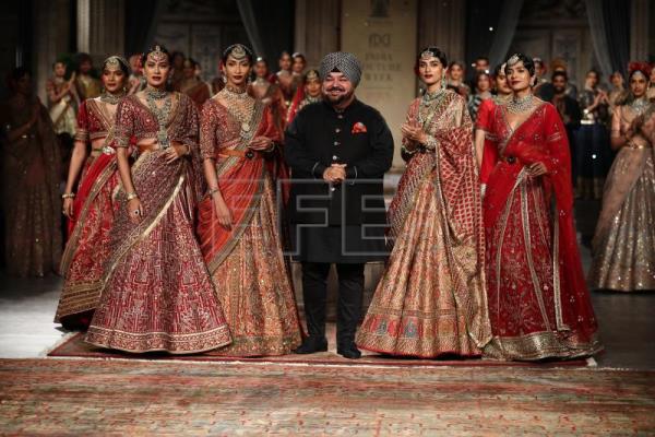 INDIA MODA – La alta costura del zar de la moda india marida influencia española y realeza