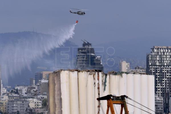 Colapsan en parte los silos del puerto de Beirut, símbolo de la explosión de 2020