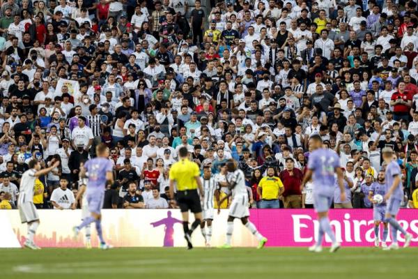 Marea blanca para ver al Real Madrid contra la Juventus en Los Ángeles