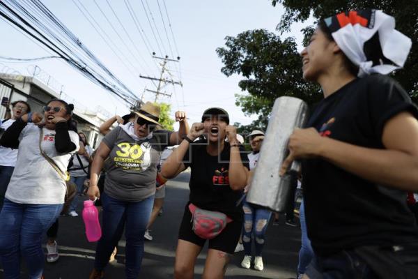 Estudiantes salvadoreños condenan rl régimen de excepción al recordar una masacre