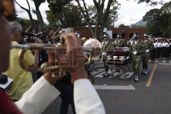 Medellín se vuelca a las calles para despedir cantando al "Rey del despecho"