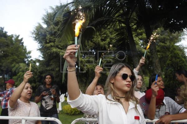  COLOMBIA OBITUARIO – Medellín se vuelca a las calles para despedir cantando al «Rey del despecho»