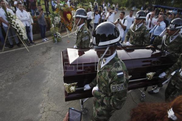 Medellín se vuelca a las calles para despedir cantando al "Rey del despecho"